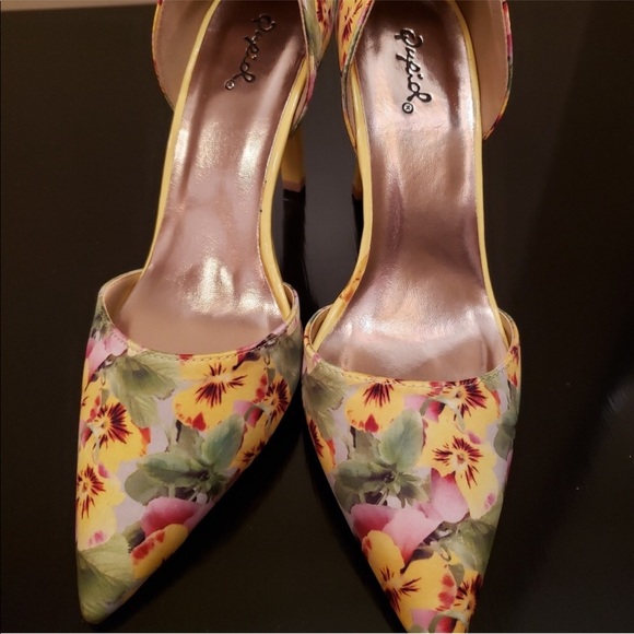 Yellow floral heels - Picture 2 of 5